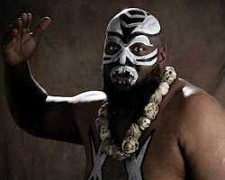 The wrestler was noted for his appearance covering his face with an African mask and holding a spear and shield. He used to appear barefoot in the rin